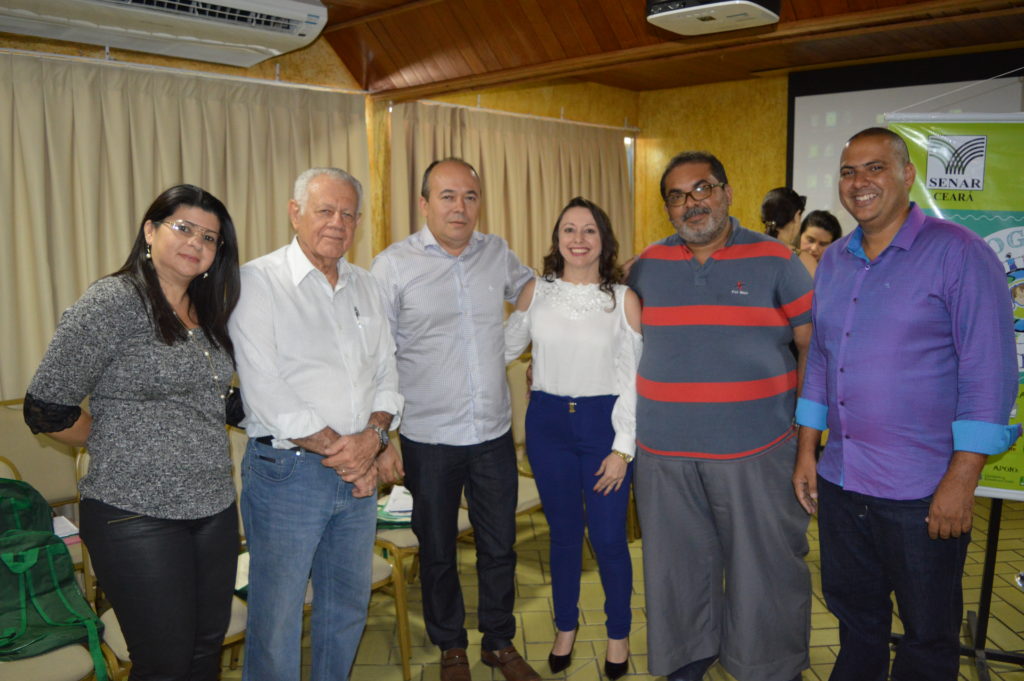 Coordenador de Viçosa do Ceará, Chaudras, a professora, Luciana Carneiro, acompanhados pelo Presidente da FAEC, Flávio Saboya, do Superintendente do SENAR, Sérgio Oliveira, da Diretora Técnica, Ana Kelly Cláudio e do Diretor do Sindicato Rural de Viçosa, Tarcísio Fontenele